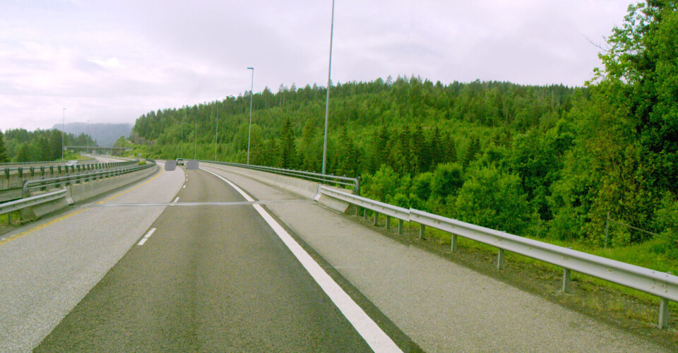 I februar punkterte flere kjøretøy på E18 Møllerdammen bru like nord for Hanekleivtunnelen. Foto: Statens vegvesen
