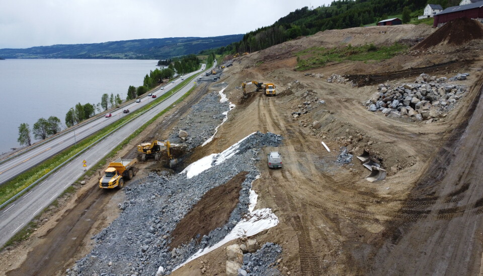 AF Gruppen bygger over tre mil med ny firefelts E6 mellom Roterud og Øyer i Innlandet. Det høster også lokale- og regionale maskinentreprenører fruktene av, blant annet Lesja Bulldozerlag, som her er i sving rett nord for Vingrom.