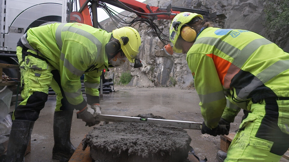 Tirsdag gjennomførte Velde Industri en fullskala test av sprøytebetong med SiGS som sementerstatter. Foto: Pål Berg Mortensen, Screen story/Nye Veier