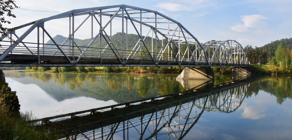 Den vakre Brandmo bru i Bardu er 100 meter lang og bygget som fagverk i stål. Den er nå moden for utskifting, og fylkeskommunene starter nå opp prosjeteringen. Foto: Per Sverre Simonsen