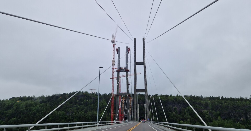 De to tårnene på 149 meter er nå ferdig (til venstre på bildet), og arbeidet med brudekket kan begynne denne sommeren. Foto: Jarle Skoglund