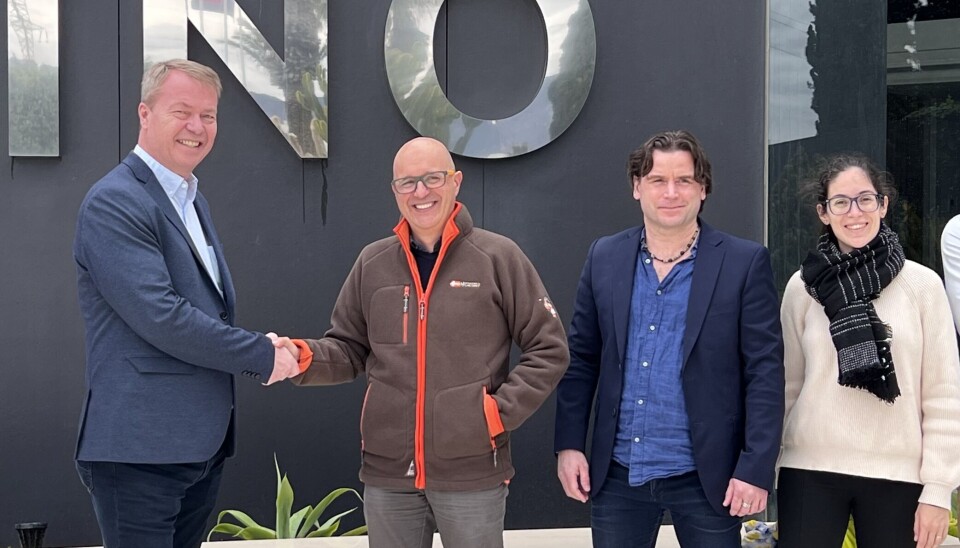 Administrerende direktør Terje Bøe i Spilka Building Solutions (fra venstre) med Juan Francisco Rodríguez García, Truls Moberge og Beatriz Quintana Villar i Cosentino. Foto: Spilka