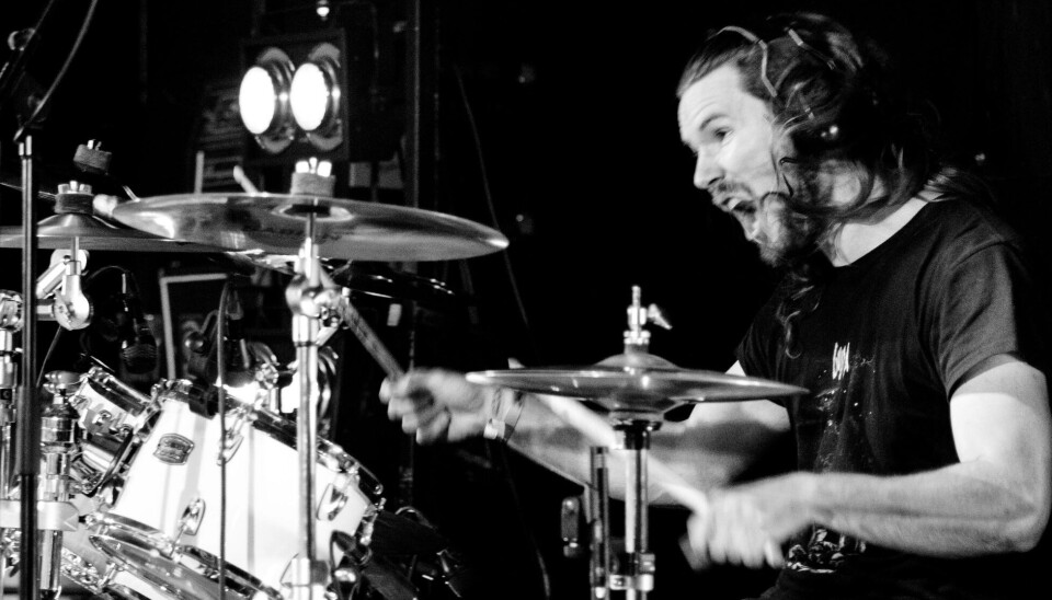 Betongarbeider Håvard Bustad spiller melodisk dødsmetall med Haunted by Silhouettes, og gir alt for metallen. Her på Totsåsrock i 2023. Foto: Roy Vebjørn Kveliaunet