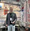 Håkon Elvevoll med beviset på at de fikk utmerkelsen 'Beste stand' på Industriuka. Foto: Layher