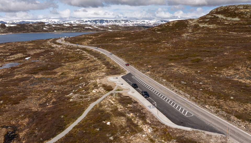 Rasteplassene Vardestopp og Ørteren er laget med små inngrep i naturen. Bildet viser Ørteren rasteplass. Landskapsarkitekt: Bjørbekk & Lindheim AS. Foto: Harald Christian Eiken/ Statens vegvesen