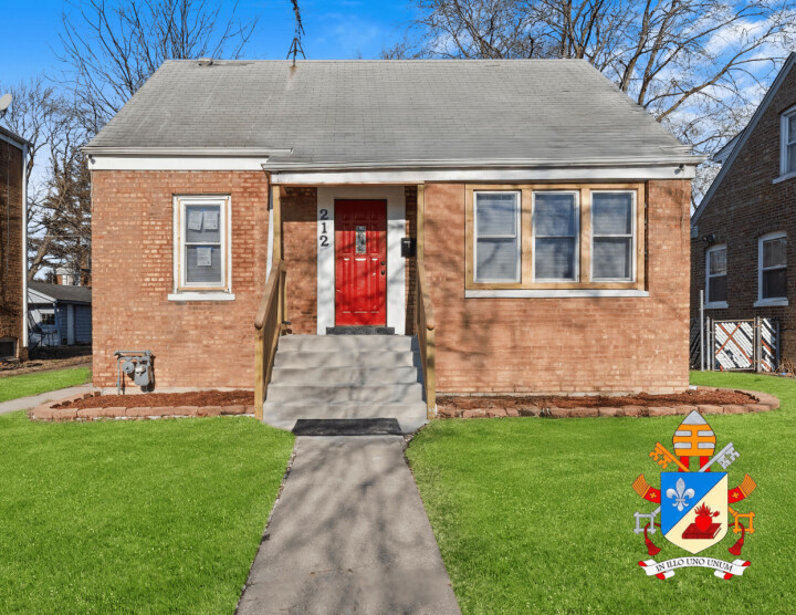 Det rehabiliterte barndomshuset til pave Leo XIV legges ut på auksjon i sommer. Eiendomsselskapet har for sikkerhets skyld lagt på pavens eget våpenskjold på bildet av boligen. Foto: Prestige Real Estate Images Inc.