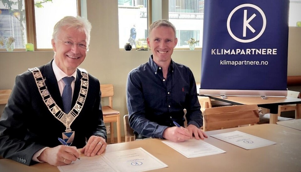 Fylkesordfører i Vestland, Jon Askeland, og konsernsjef i Romarheim, Kåre Romarheim.