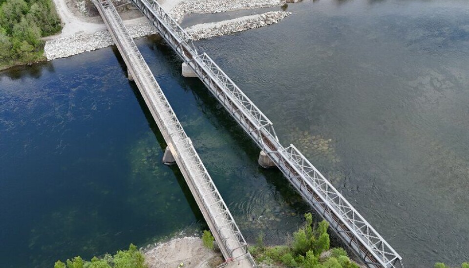 De to bruene for vei og jernbane ligger rett ved siden av hverandre i Ringebu. Foto: Stian Olsen, Innlandet fylkeskommune