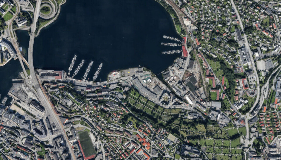 En kommunal tomt ved Store Lungegårdsvann i Bergen foreslås for byggingen av flere hundre studentboliger. Satellittfoto: Google Maps