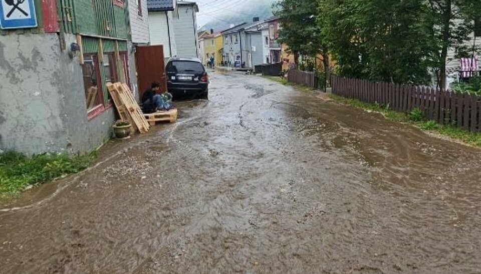 En vannlekkasje i Gryllefjord på Senja skapte et stort synkehull i veien. Foto: Lars Petter Vik