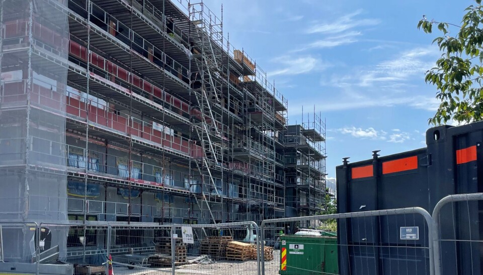 Ulykken skjedde i forbindelse med lossing på en byggeplass på Klosterøya i Skien. Foto: Morten Ebbesberg / Seltor
