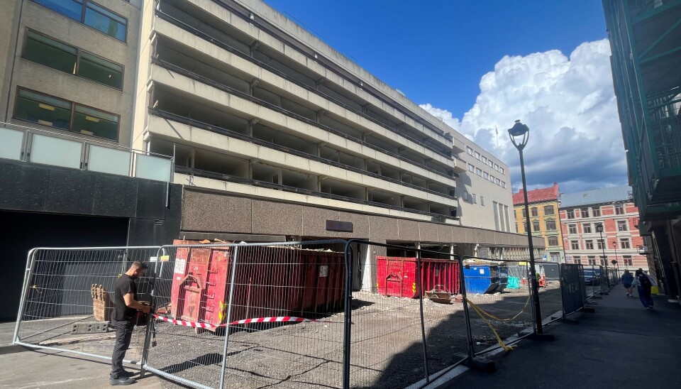 Kvartalet som ligger et lite steinkast unna Slottsparken, skal transformeres. Nå er arbeidene kommet i gang. Foto: Frode Aga