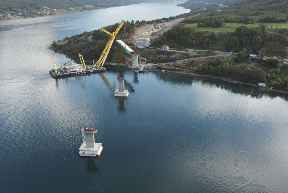 Torsdag ble den første av totalt syv elementer løftet på plass på Ramfjordbrua i Tromsø. Foto: Statens vegvesen