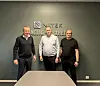 Tom Roger Jensen, regionsdirektør, Bravida Norge (f.v.), Tor-Kjetil, daglig leder Nitek AS og Tor Magne, prosjektleder Nitek AS. Foto: Bravida Norge