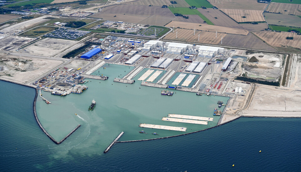 Produksjonen av tunnel-elementene skjer ved Rødbyhavn i Danmark, hvor det er etablert et fabrikkområde på over én million kvadratmeter.