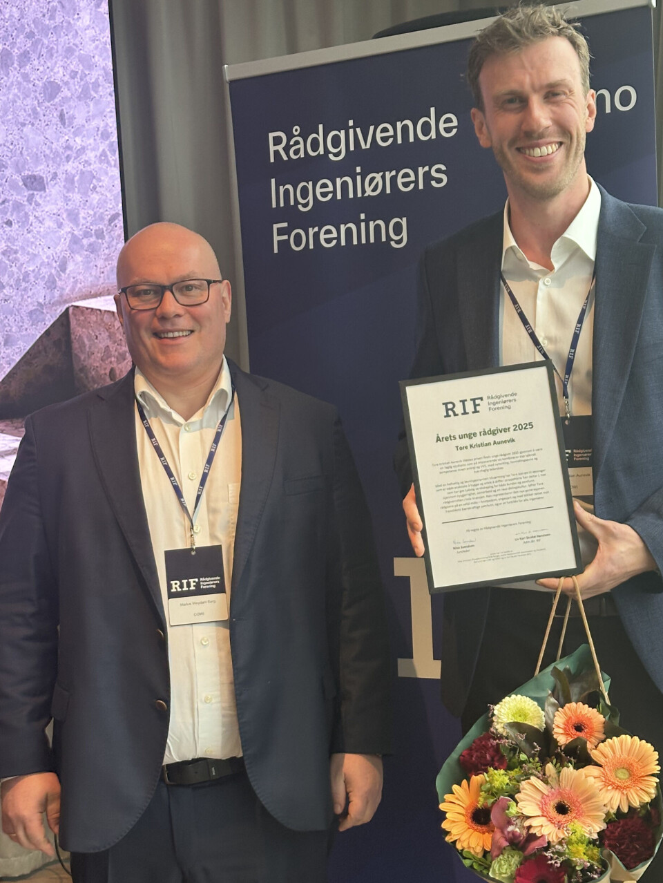 Administrerende direktør i COWI, Marius Weydahl Berg, sammen med vinneren Tore Kristian Aunevik. Foto: RIF Administrerende direktør i COWI, Marius Weydahl Berg, sammen med vinneren Tore Kristian Aunevik. Foto: RIF
