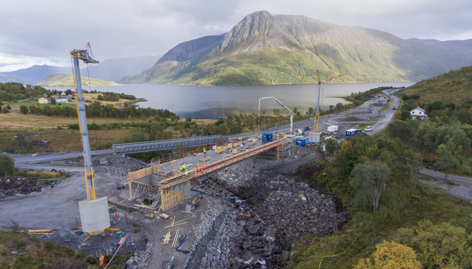 Langvassbrua er den første brua de veifarende fra Vesterålen møter på sin ferd innover nye Hålogalandsvegen. Foto: Erik Jenssen