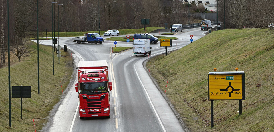 Her i rundkjøringa sør for Moa er det utfordringer med kø i rushtida på dagens E39. Foto: Ole Kristian Åset, Statens vegvesen