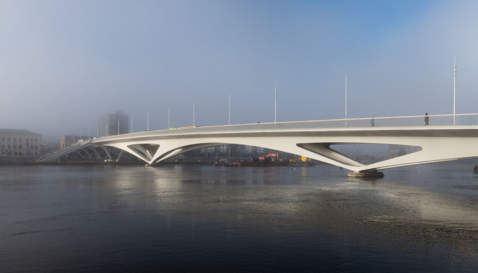 Brua strekker seg 260 meter over elv og jernbane. Foto: Niklas Hart/Degree of Freedom, Saaha, Knight architects, Asplan Viak Brua strekker seg 260 meter over elv og jernbane. Foto: Niklas Hart/Degree of Freedom, Saaha, Knight architects, Asplan Viak