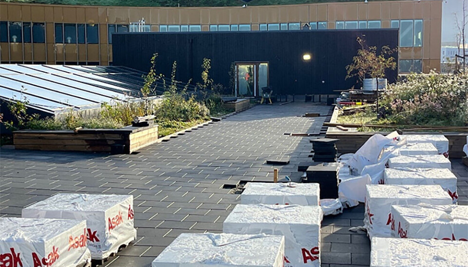 Taket på Fenderen under legging av heller av Boasson og Veidekke.