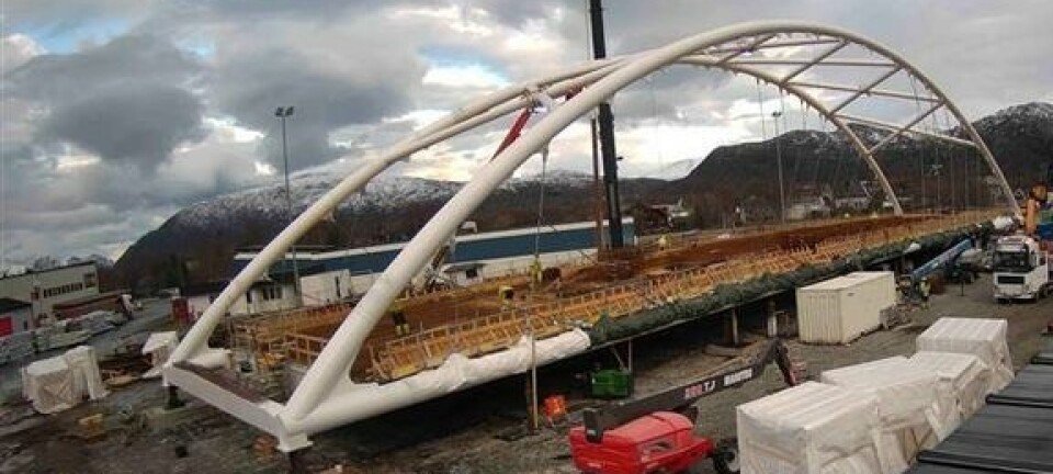 På flyttefot med 715 tonn bru