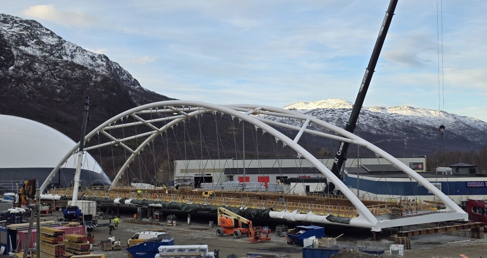 2. november skal nye Storslett bru flyttes fra byggeplassen, via E6, og skyves på plass over Reisaelva i Nordreisa kommune i Troms. Brua veier 715 tonn og er 87 meter lang. Foto: Ole Kleven, Statens vegvesen