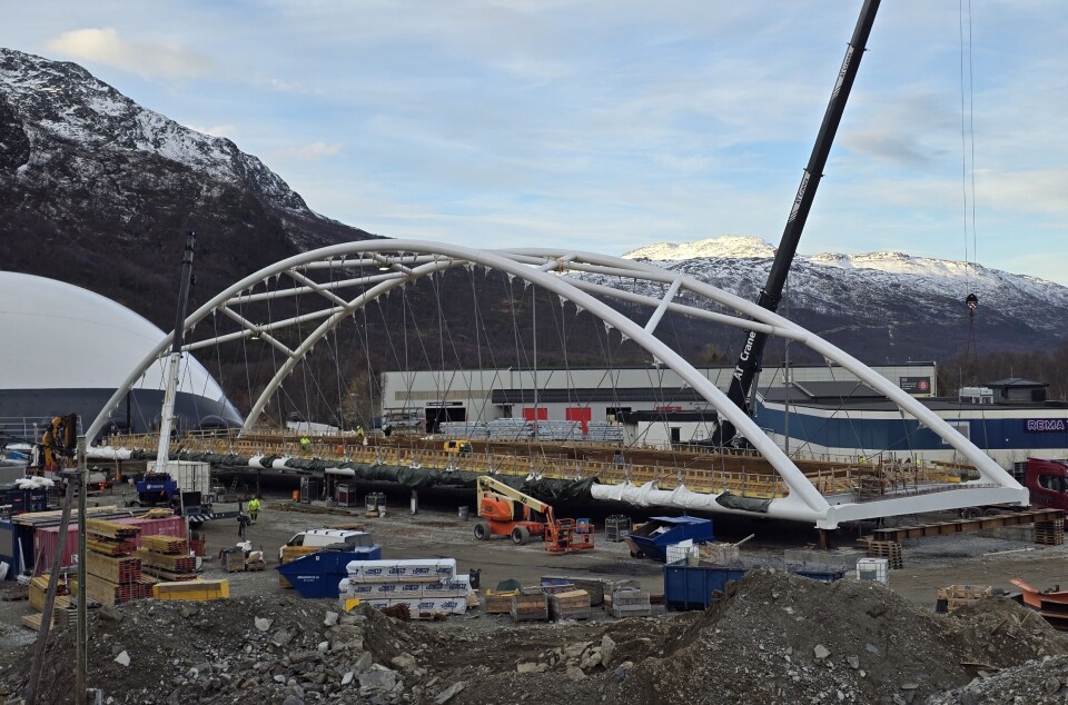 På flyttefot med 715 tonn bru