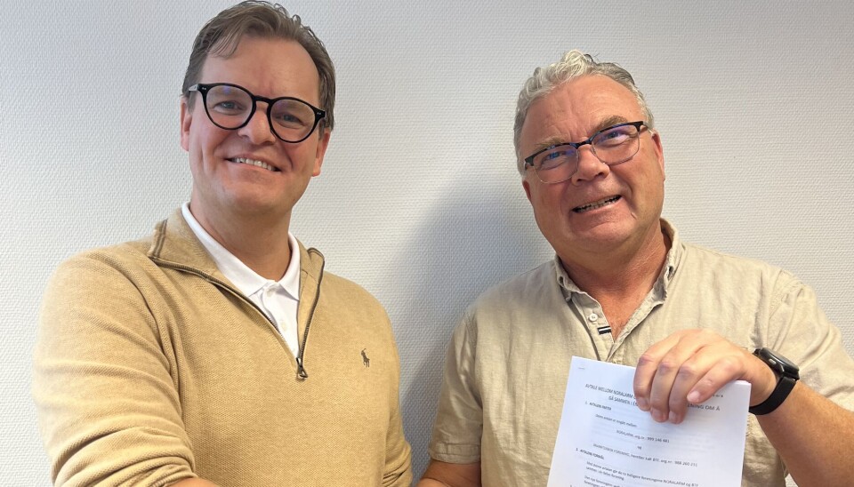 Stiftelsesmøtet av Noralarm-BTF startet med signering av avtalen om sammenslåing av de to tidligere foreningene Noralarm og Brannteknisk forening. De tidligere styrelederne, Kjell Audun Flåten (venstre) og Kjell Øivind Randgaard ble valgt til leder og nestleder i Noralarm-BTF.