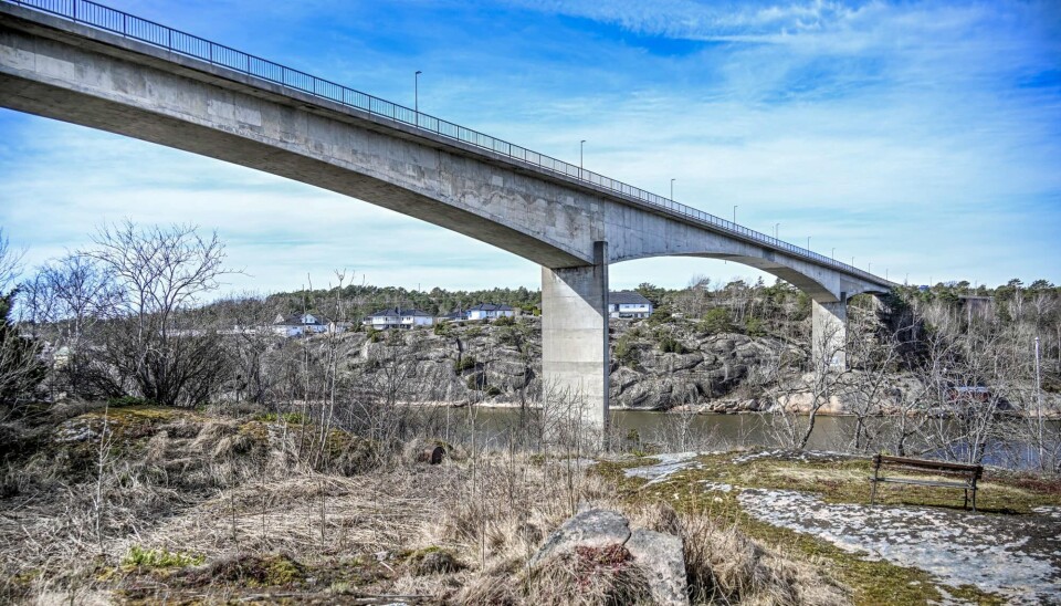 Kjøkøysund bru, som binder sammen Hvaler-øyene Kråkerøy og Kjøkøya, ble innvier i 1970, men er i så dårlig stand at den må erstattes. Dagens Kjøkøysund bru har en total lengde på 375 meter, fordelt på 6 spenn, der hovedspennet er 110 meter. Foto: Facebook