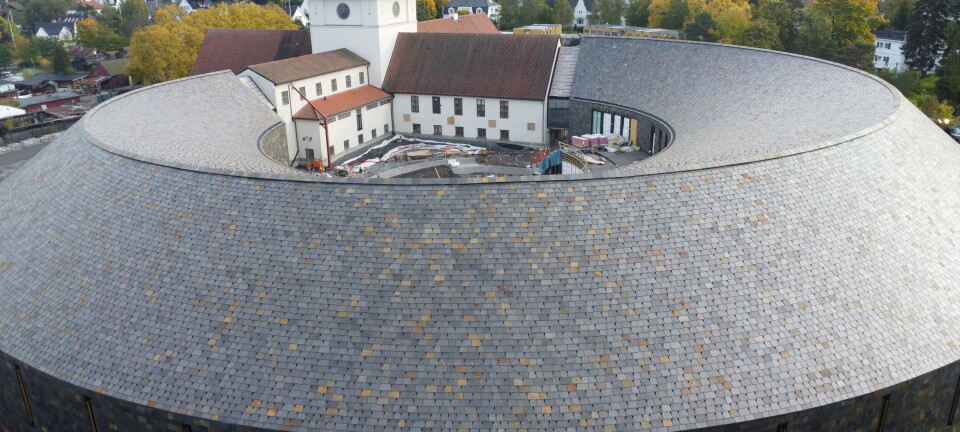 Har lagt 54.706 håndspikrede skiferstein på Vikingtidsmuseet
