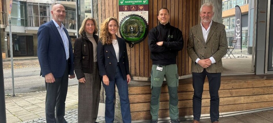 Installerer hjertestartere utenpå kontorbygg – vil ha med flere