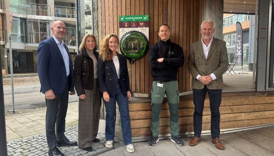 Fra venstre: Roar Børrestad (Røde Kors Førstehjelp), Marianne Tvenge (Fram Eiendom), Metha Leonhardsen (L.A. Lund), Anders Rekdal (Grønn Strøm), Marius Nielsen (Fram Eiendom). Foto: Hjerte 24/7