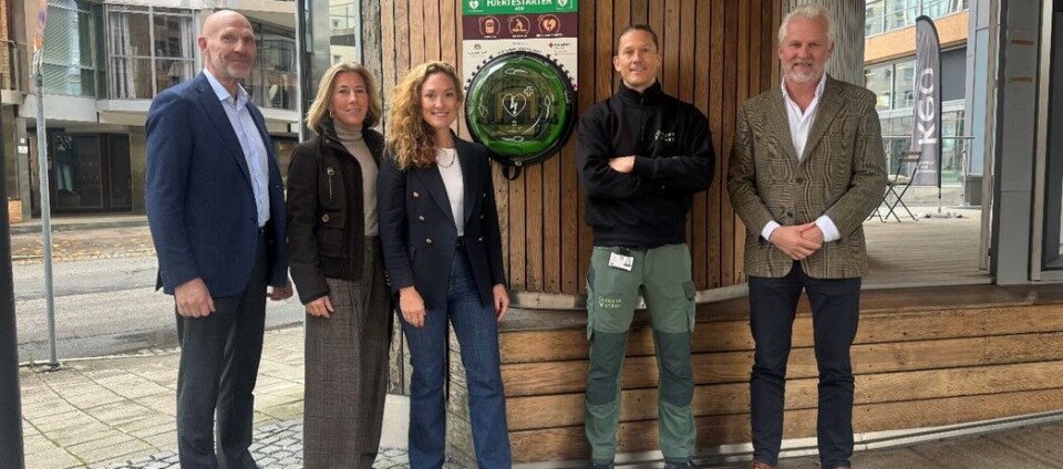 Installerer hjertestartere utenpå kontorbygg – vil ha med flere