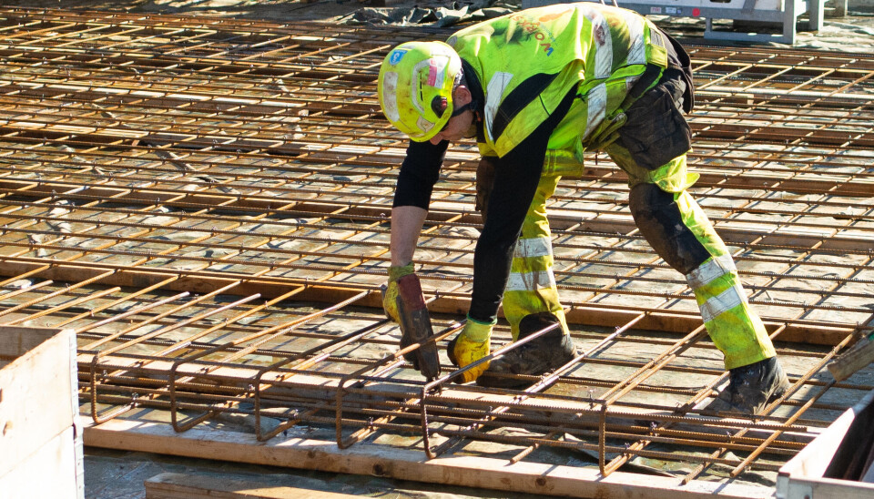 En jernbinder i arbeid på Nøstebukten Brygge. En jernbinder i arbeid på Nøstebukten Brygge.