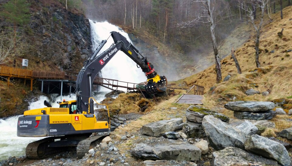 NVE får tak i anleggskompetanse gjennom det private markedet på en helt annen måte enn før, ifølge direktør for skred- og vassdragsavdelingen, Brigt Sandal. NVE har bare elleve maskinførere på landsbasis igjen.