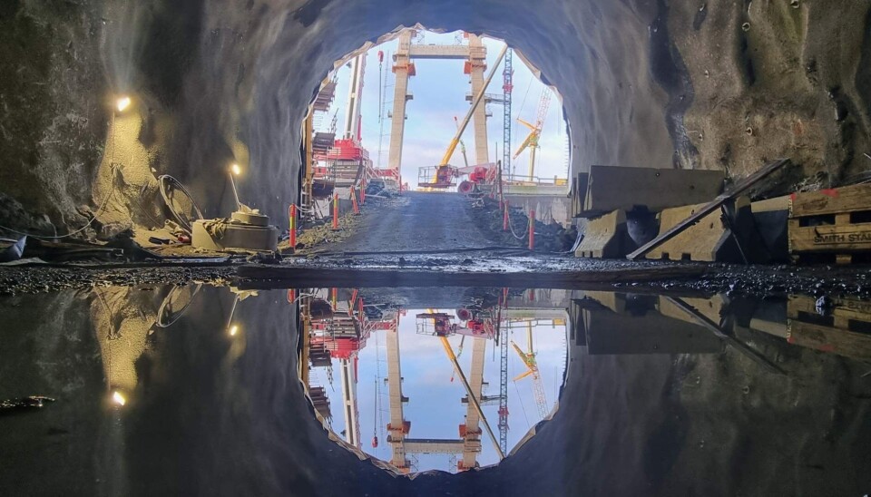 I retning vest vil bilistene kjøre ut av Drotningsviktunnelen og inn på den nye Sotrabrua. Torsdagens gjennomslag ligger cirka 50 meter inn i tunnelen fra portalen i bildet.