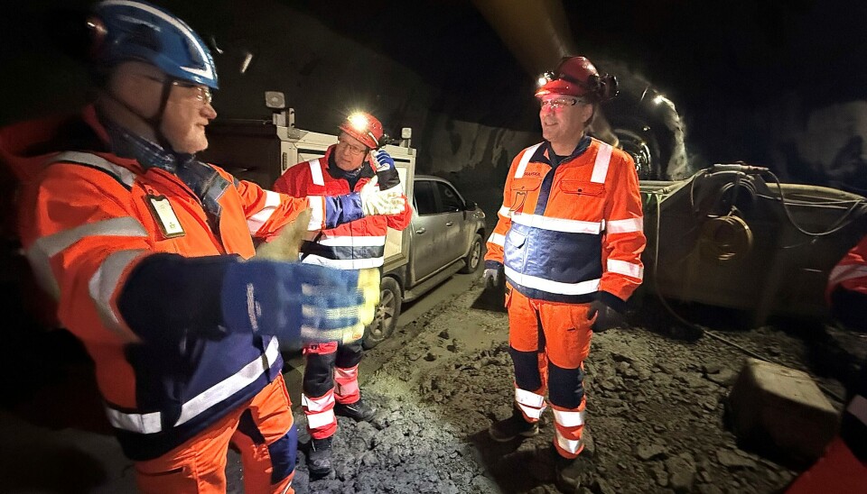 Prosjektdirektør i Skanska, Are Eliassen forklarer, mens Prosjektsjef i Statens vegvesen, Reidar Johansen og Varaordfører i Harstad, Espen Ludviksen lytter. Foto: Anita Arntzen, kommunikasjonsansvarlig, OPS Hålogalandsvegen / Skanska Norge AS