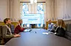 Ivar Sletta (Veidekke) (f.v.), Gina Marie Qvale (EBA) og Simen Kjøllmoen (Skanska) møtte stortingsrepresentant Anne Kristine Linnestad (H) fra transport- og kommunikasjonskomiteen på Stortinget. Foto: Stian Norum Herlofsen, EBA