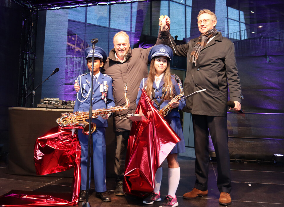 Byrådsleder Raymond Johansen i Oslo kommune foretok den offisielle åpningen av Økern Portal sammen med styreleder Jørund Vandvik i Oslo Pensjonsforsikring. De hadde god assistanse av to representanter for Løren og Refstad skoles musikkorps. Byrådsleder Raymond Johansen i Oslo kommune foretok den offisielle åpningen av Økern Portal sammen med styreleder Jørund Vandvik i Oslo Pensjonsforsikring. De hadde god assistanse av to representanter for Løren og Refstad skoles musikkorps. Foto: Svanhild Blakstad