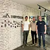 NHO Byggenæringen Håndverk får nå Høyden inn som nytt medlem. Fra venstre; Erlend Siem (founder), Marius Johannessen (NHO Byggenæringen Håndverk), Ola Østtveit Agledal (medeier). Foto: Høyden