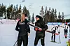 Langrennsløpere fra Team Anlegg Øst Entreprenør snakker sammen og tester ski i lysløype.