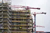Stillaser og røde kraner ved en bygning under oppføring på Økern i Oslo.