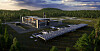 Et anlegg med solpaneler og en industribygning står i et grønt skogsområde.