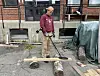 Undersøkelse av returtre med metalldetektor.
