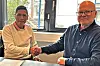 Vikens byggeleder Milton Reimundo (t.v.) og daglig leder Øyvind A. Bergersen i Park og Anlegg AS signerer avtalen. Foto: Viken fylkeskommune