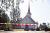 Stensgård kirke med avsperring foran inngangen og trær rundt bygningen.