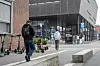 En person med ryggsekk går mot inngangen til en moderne skolebygning i Oslo.