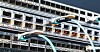 Nærbilde av serverrack med mange tilkoblinger og blå og hvite kabler.