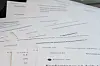 Nærbilde av flere norske anbudsdokumenter med overskriften «Resultat» på et bord.