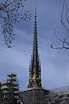 Spiret på Notre-Dame-katedralen er igjen på plass og synlig for folk i Paris etter at det kollapset på dramatisk vis under brannen i 2019. Foto: Michel Euler / AP / NTB